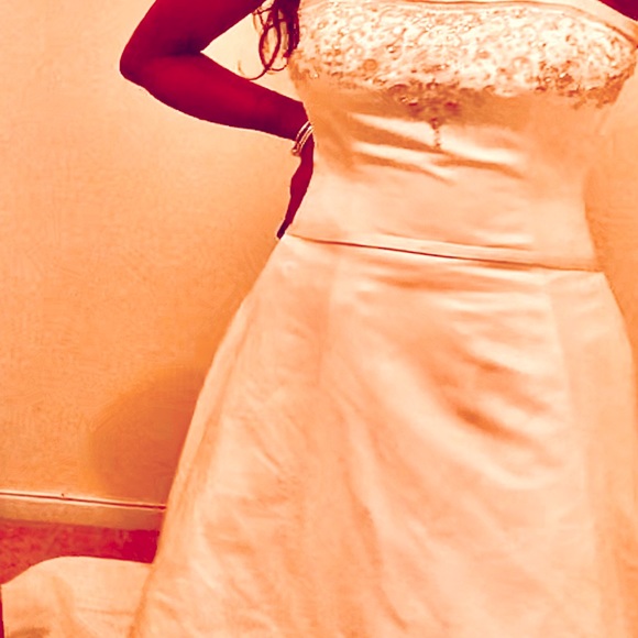 Gorgeous Wedding/Ball GOWN with a Train - Picture 4 of 8